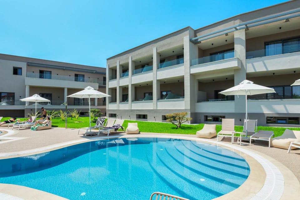 Property building, Swimming pool, sunbed