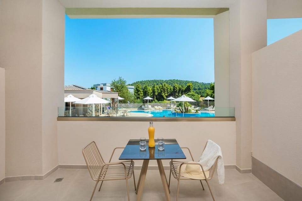 View (from property/room), Balcony/Terrace, Mountain view, Pool view