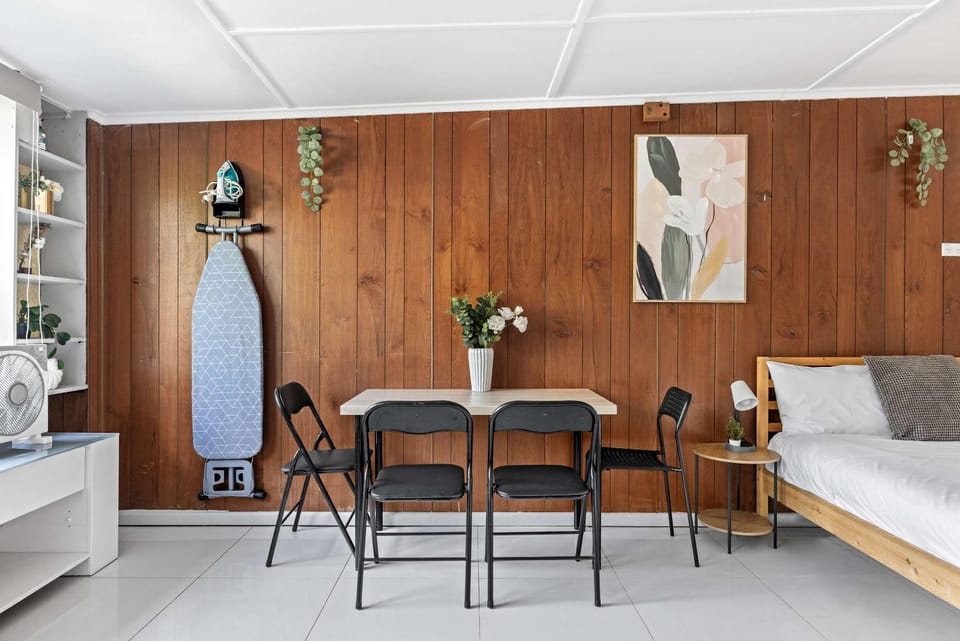 Simple 2-Double Bed Studio Stay at Peakhurst Bed and Breakfast in Sydney