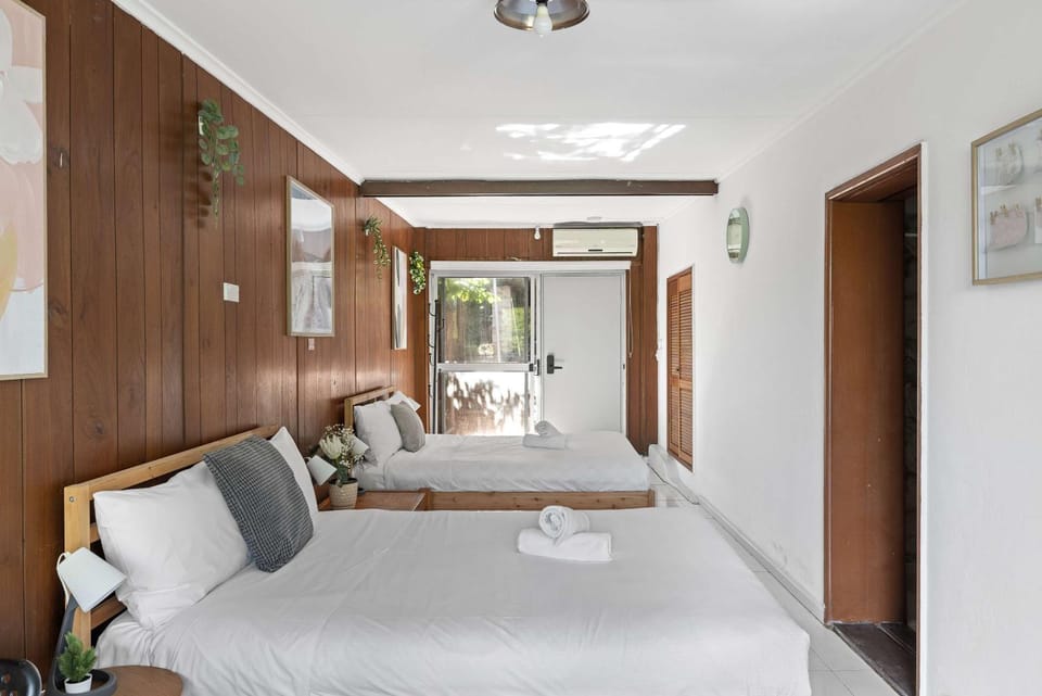 Simple 2-Double Bed Studio Stay at Peakhurst Bed and Breakfast in Sydney