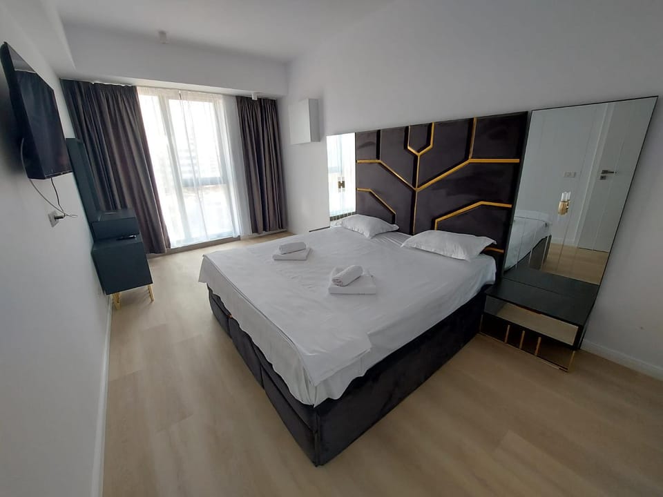 Bed, TV and multimedia, Bedroom, towels