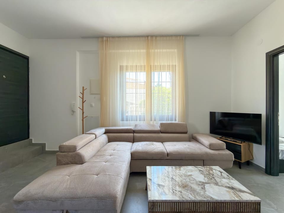 TV and multimedia, Living room, Seating area, internet, air conditioner