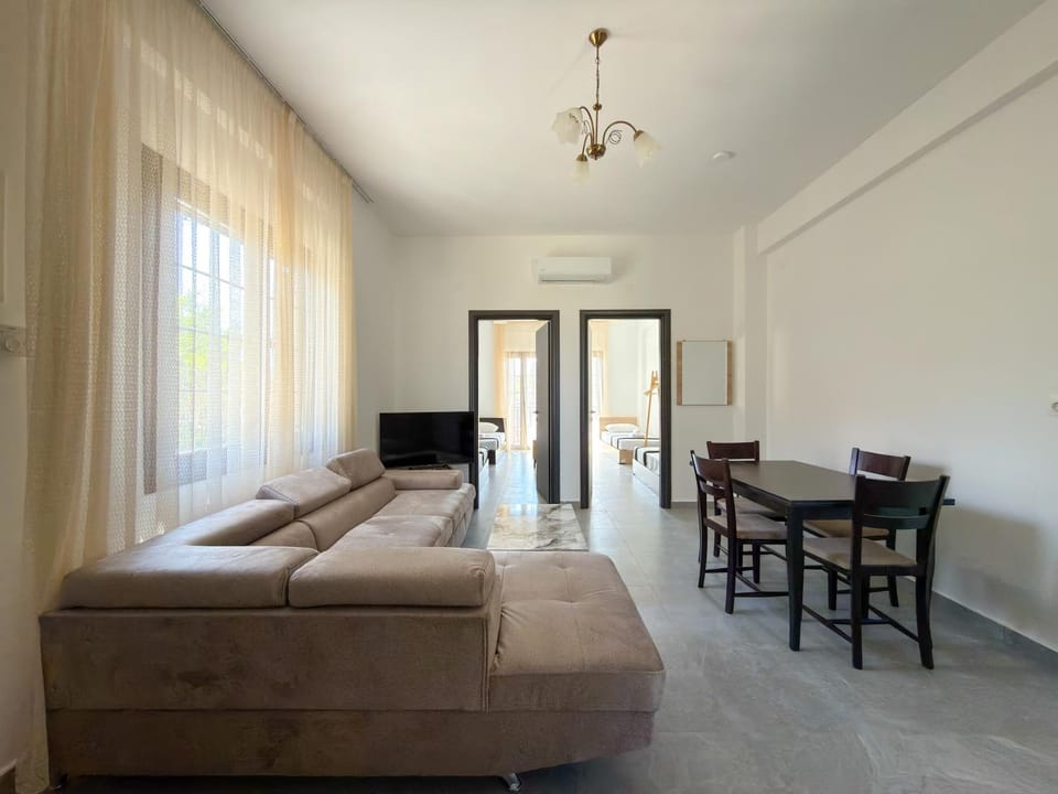 TV and multimedia, Living room, Photo of the whole room, Seating area, Dining area, internet, air conditioner