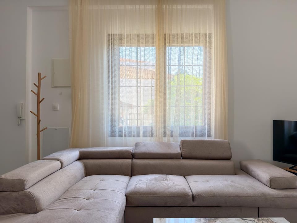 TV and multimedia, Living room, Seating area, internet, air conditioner