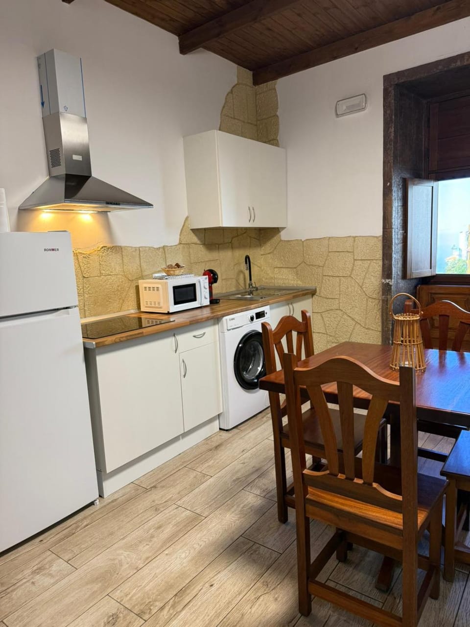 Kitchen or kitchenette, microwave, washing machine