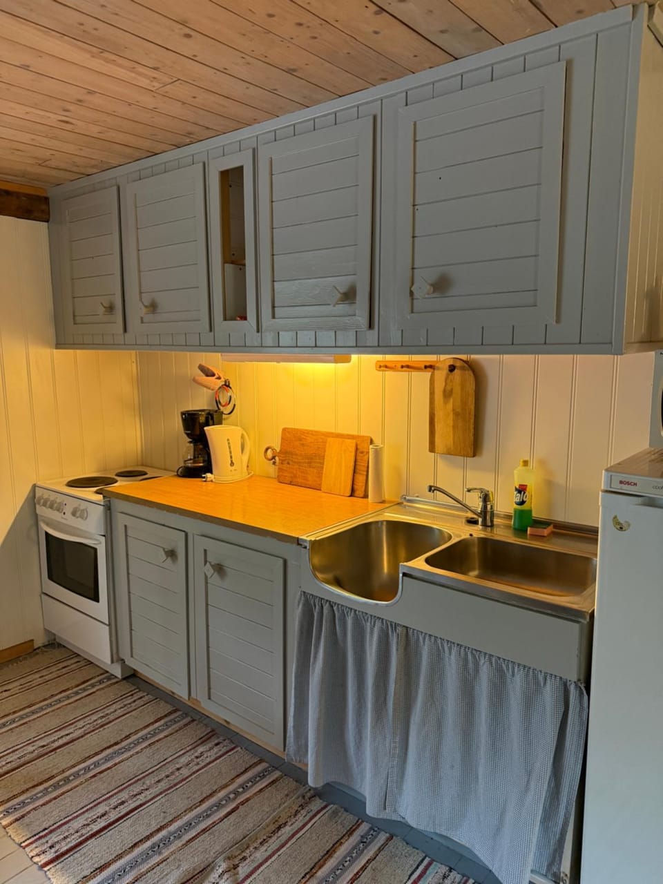 Kitchen or kitchenette, oven