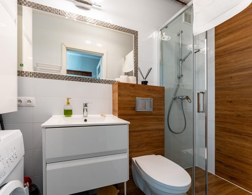 Shower, Toilet, Bathroom, towels