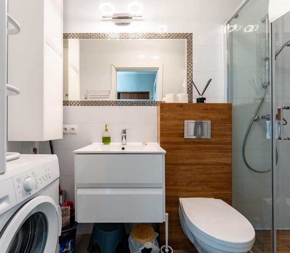 Shower, Toilet, Bathroom, towels, washing machine