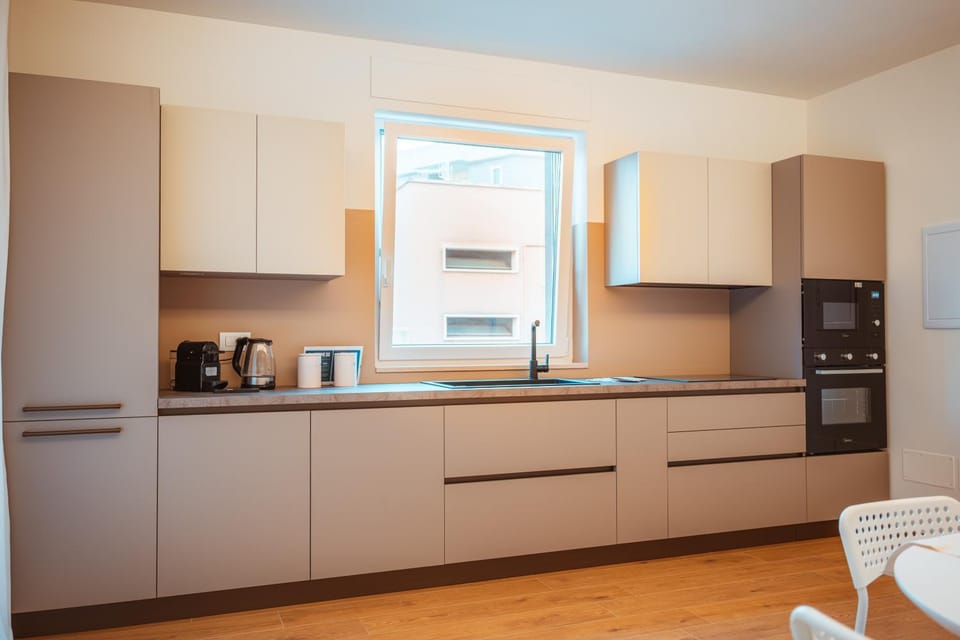 Coffee/tea facilities, Kitchen or kitchenette, Breakfast, Lunch, Dinner, microwave, oven
