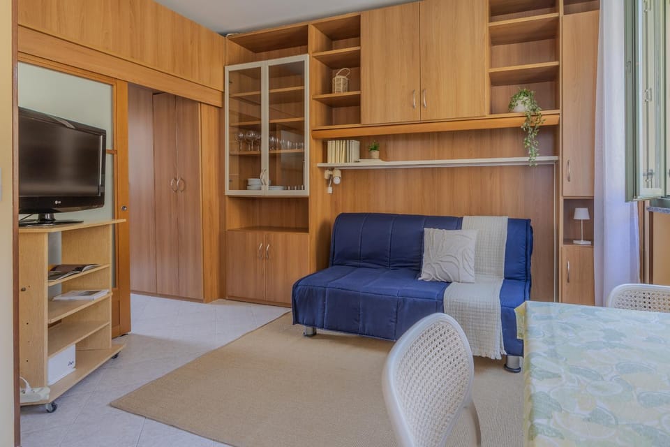 Communal lounge/ TV room, Bed, TV and multimedia, Living room, Seating area, Dining area