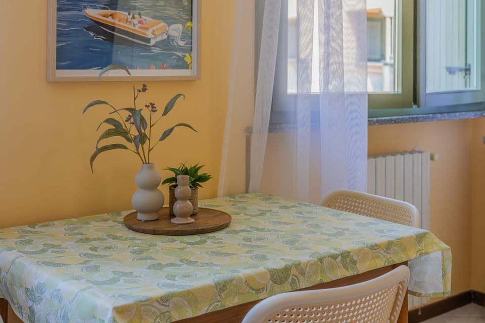 Dining area, kitchen