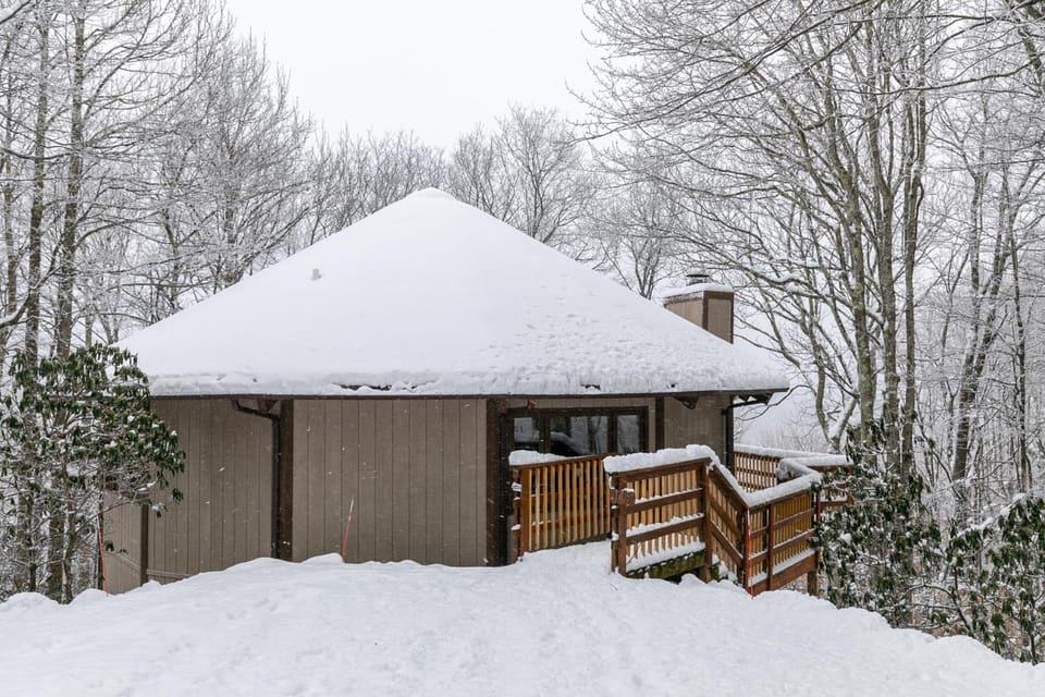 Vista 360 - Roundhouse with views AC 1mi from Beech Ski- House in Beech Mountain