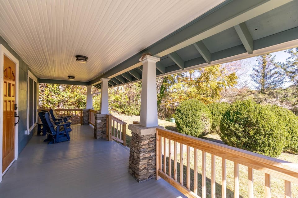 Stella Maris - own Blowing Rock Pet Friendly Updated Craftsman Bungalow House in Blowing Rock