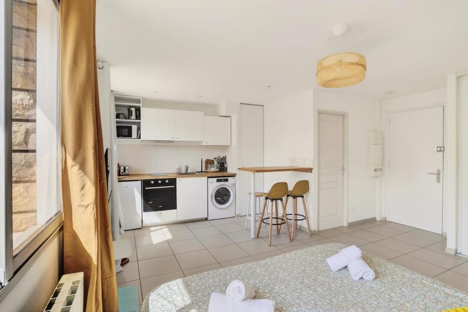 Cosy studio aux portes de Lyon - Accés direct Tram Apartment in Villeurbanne