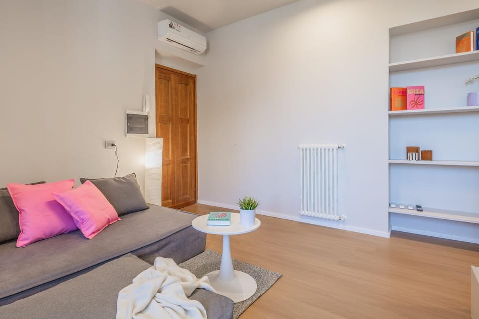 Communal lounge/ TV room, TV and multimedia, Living room, Seating area, internet, air conditioner