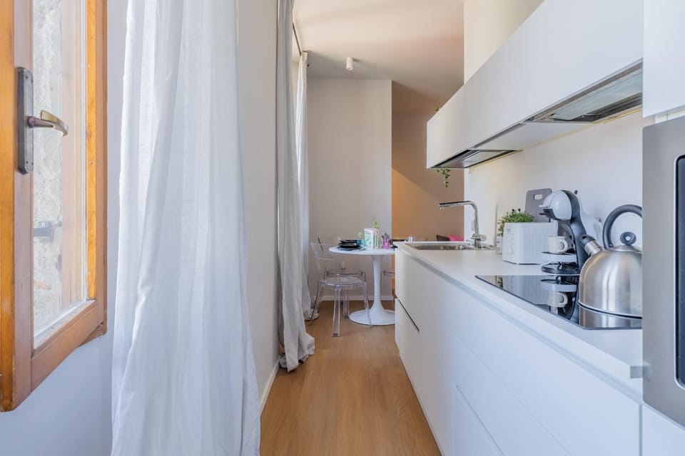 Coffee/tea facilities, Dining area, microwave, stove, toaster, kitchen
