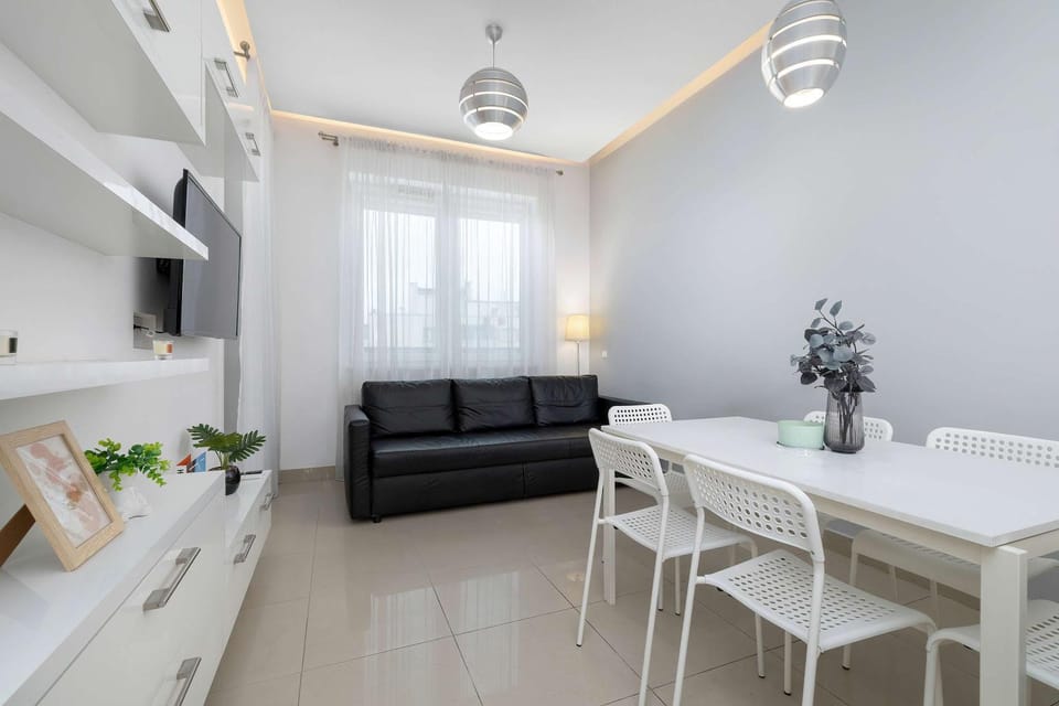 TV and multimedia, Kitchen or kitchenette, Living room, Seating area, Dining area