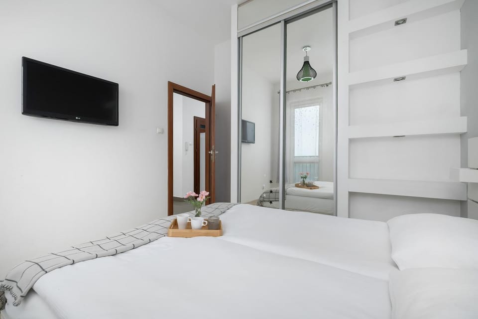 Bed, TV and multimedia, Photo of the whole room, Bedroom, towels