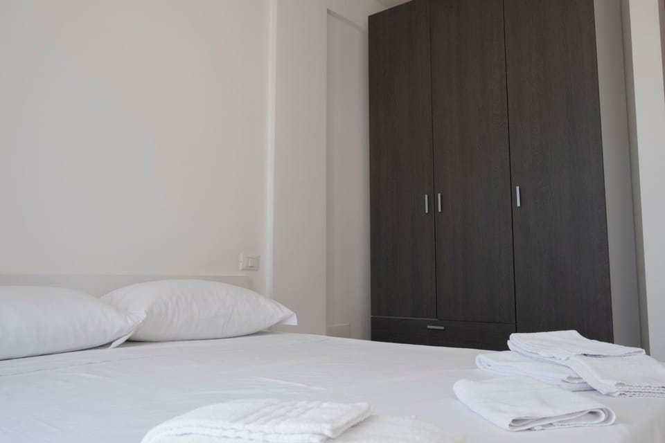 Photo of the whole room, Bedroom, towels, wardrobe