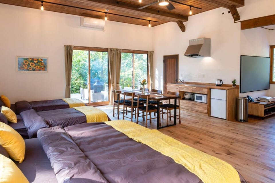 Bed, Seating area, Dining area, Bedroom, Garden view
