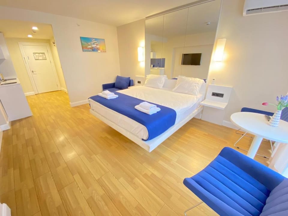 Communal lounge/ TV room, Bed, TV and multimedia, Photo of the whole room, Evening entertainment, Bedroom, towels