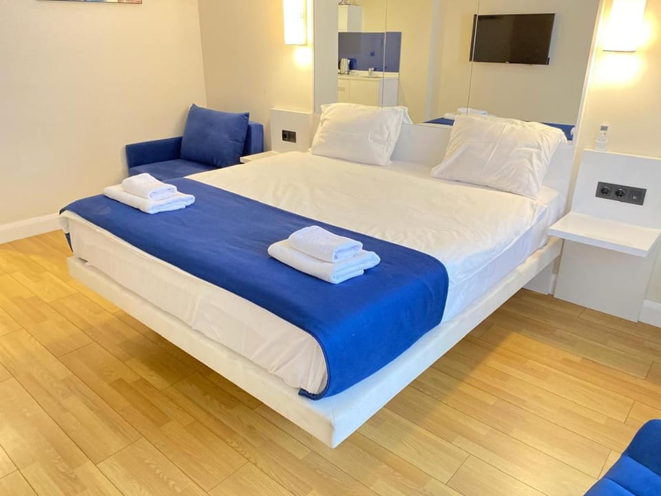Bed, TV and multimedia, Photo of the whole room, Bedroom, towels