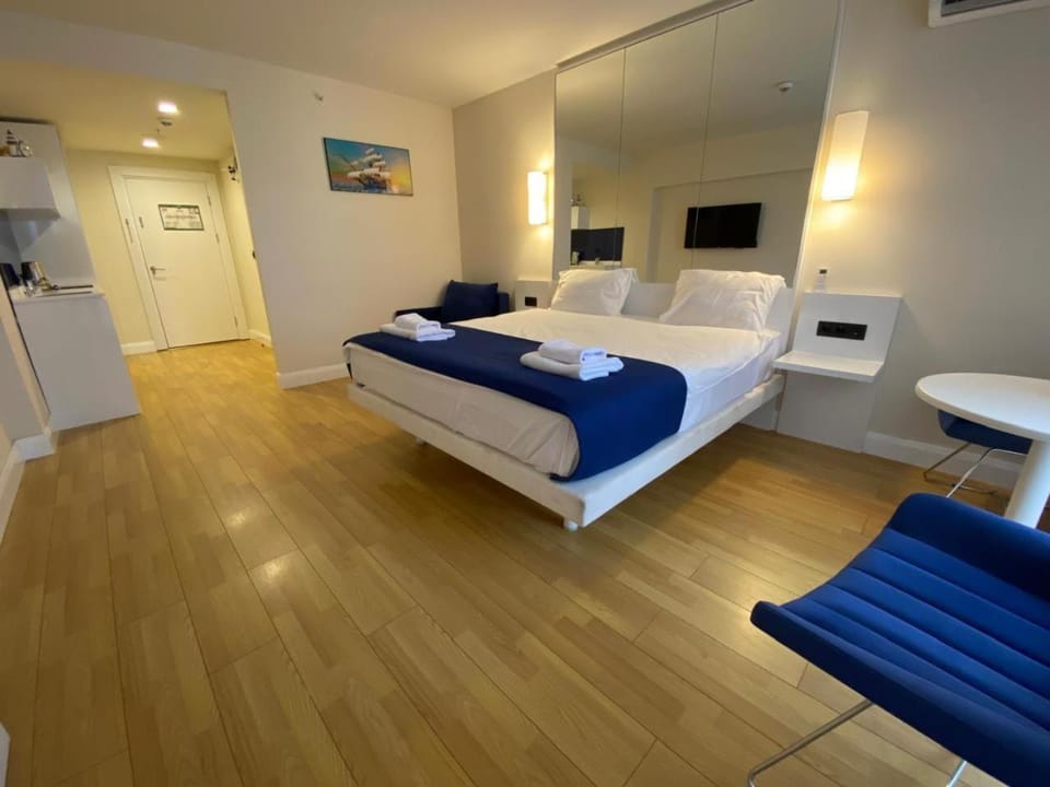 Bed, TV and multimedia, Living room, Photo of the whole room