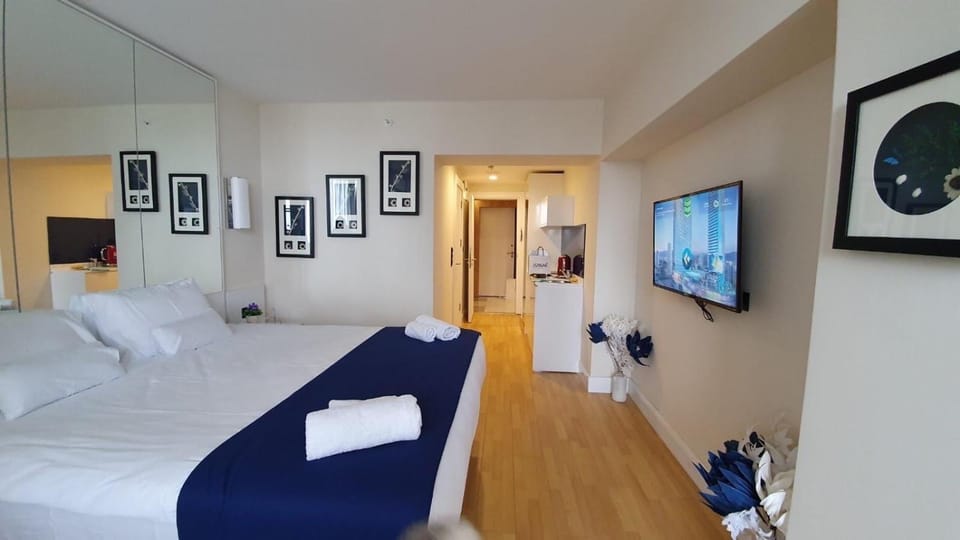 Bed, Living room, Photo of the whole room, Evening entertainment, Bedroom