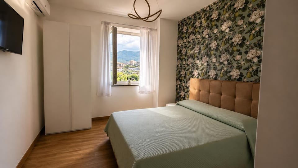 Bed, TV and multimedia, Bedroom