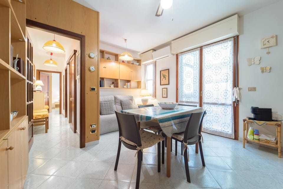 Living room, Photo of the whole room, Seating area, Lunch, air conditioner