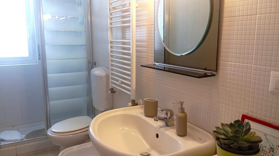 Shower, Bathroom, bidet, towels