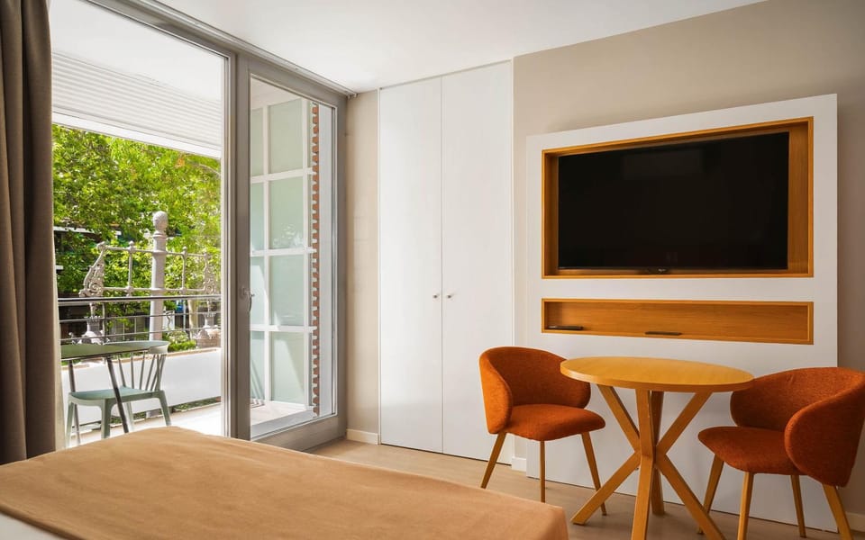Bed, TV and multimedia, Dining area