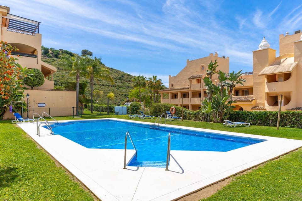 Property building, Swimming pool, sunbed