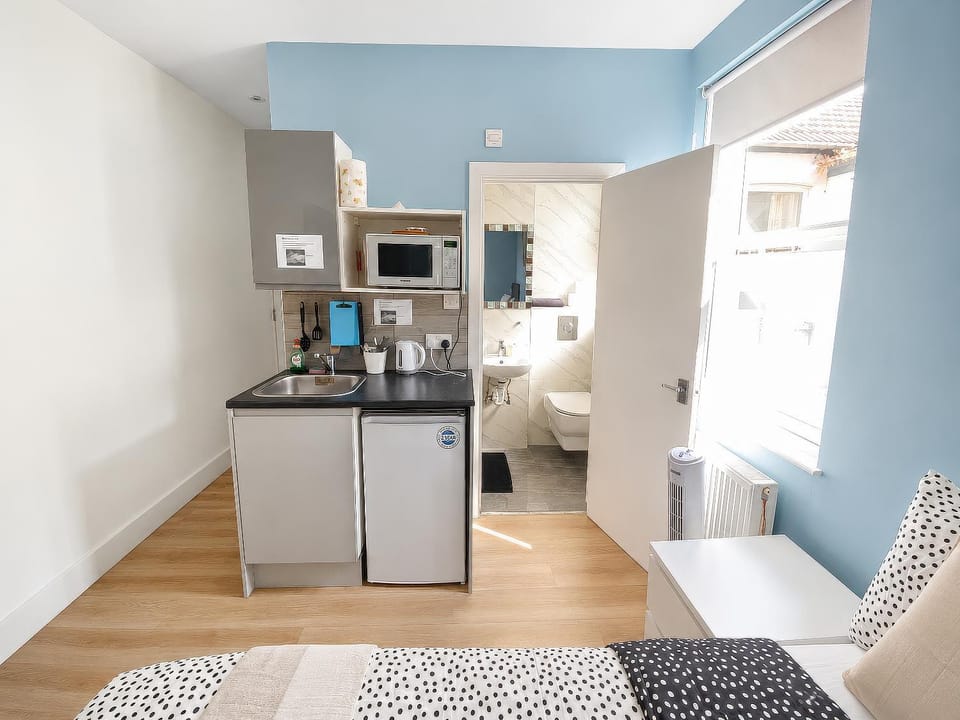 Cosy studio with kitchenette & TV Apartment in London Borough of Hackney