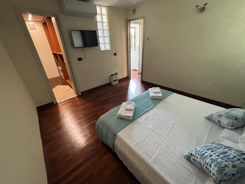 TV and multimedia, Bedroom, wardrobe, air conditioner