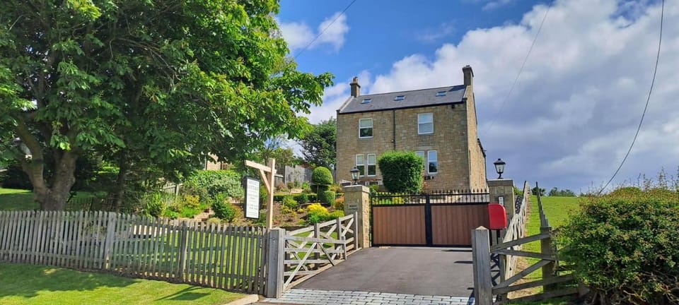 House Sleeps 10 with Parking and Garden House in Metropolitan Borough of Gateshead