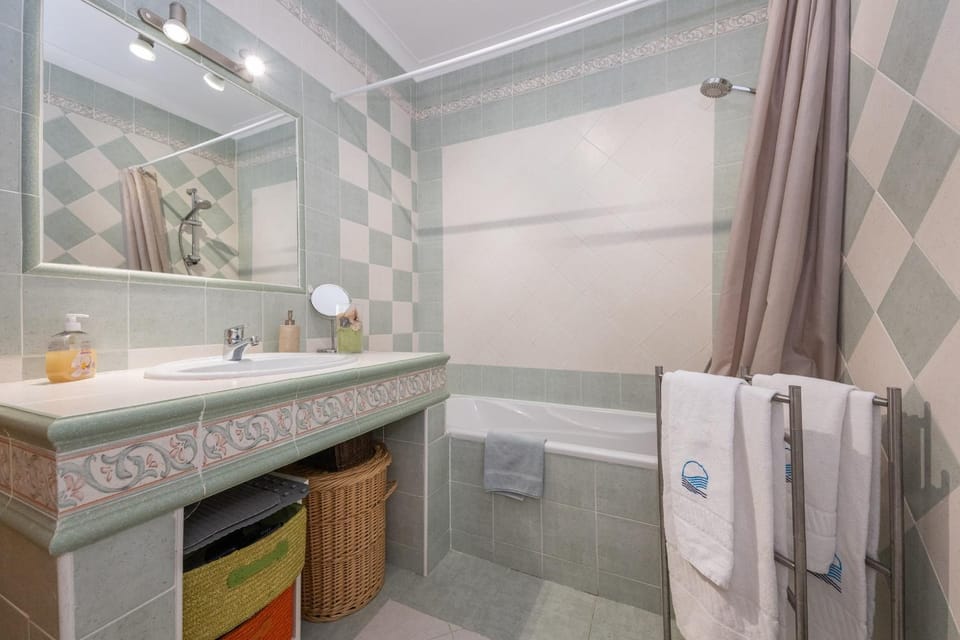 Bathroom, Bath, towels