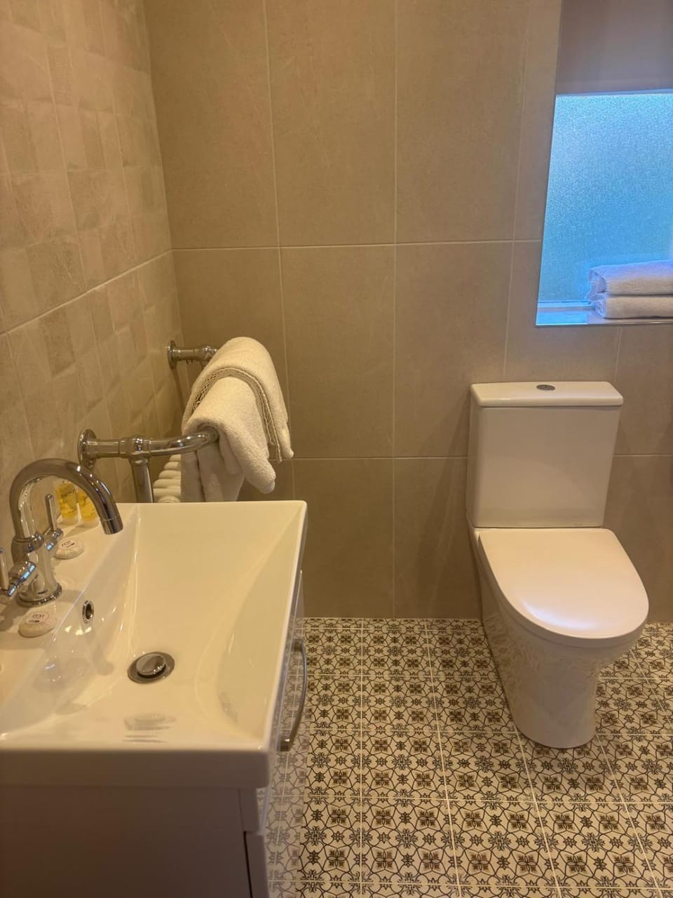 Toilet, Bathroom, towels