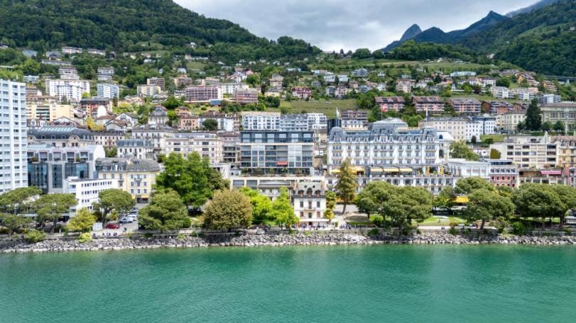 Property building, Nearby landmark, Beach, Lake view, Pool view, Location