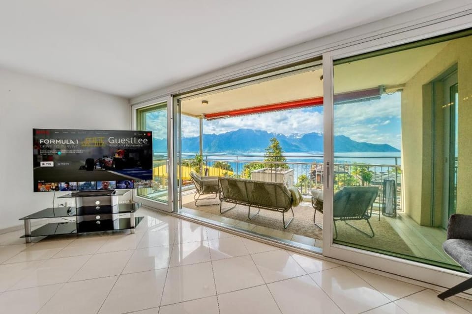 Communal lounge/ TV room, TV and multimedia, Living room, Seating area, Pool view