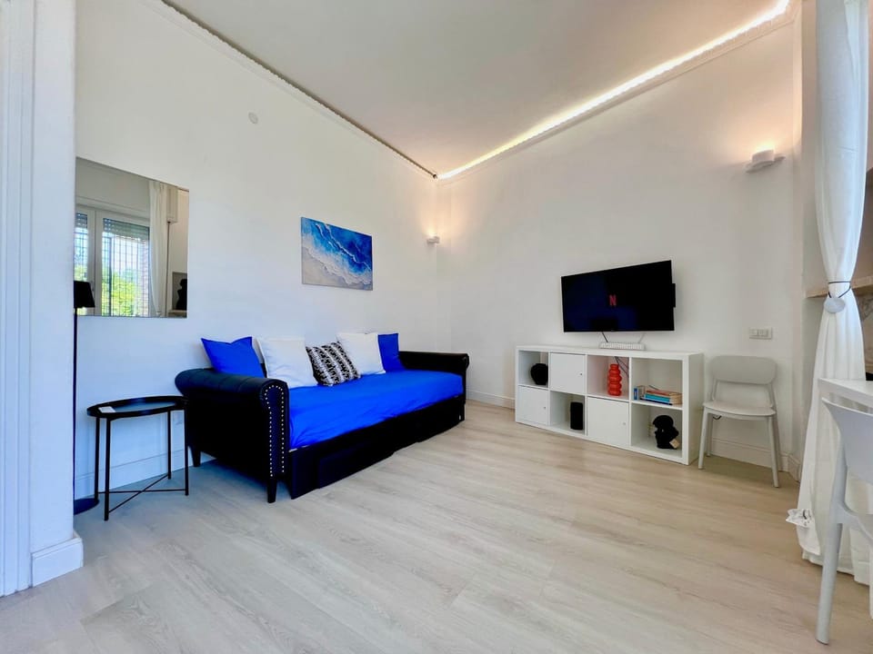 Communal lounge/ TV room, TV and multimedia, Living room, Seating area, Evening entertainment