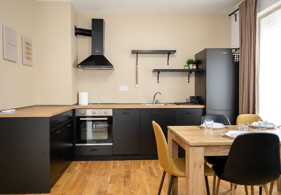 Kitchen or kitchenette, Dining area, oven, stove
