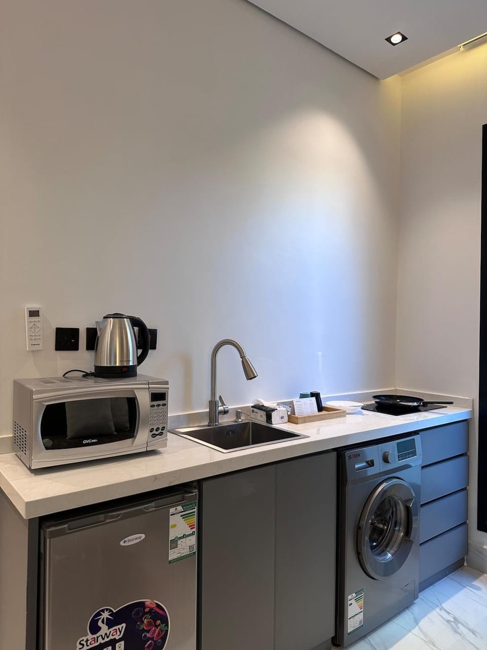 Kitchen or kitchenette, oven, washing machine