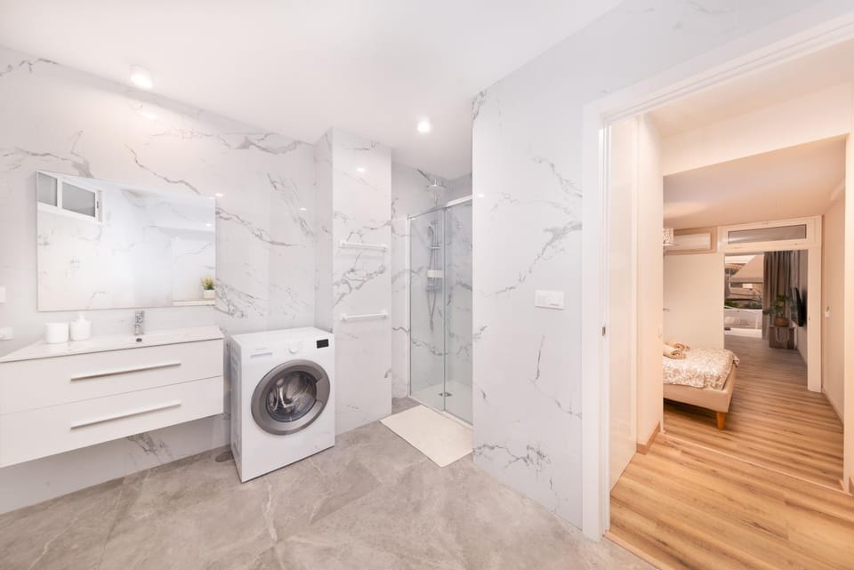 Shower, Toilet, Bathroom, towels, washing machine