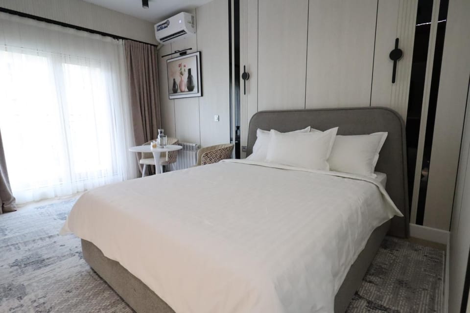 Bed, Living room, Photo of the whole room, Seating area, Bedroom, wardrobe, air conditioner