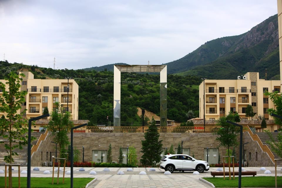 Property building, Nearby landmark, Spring, Day, Neighbourhood, Natural landscape, Landmark view, Mountain view, Location, Parking