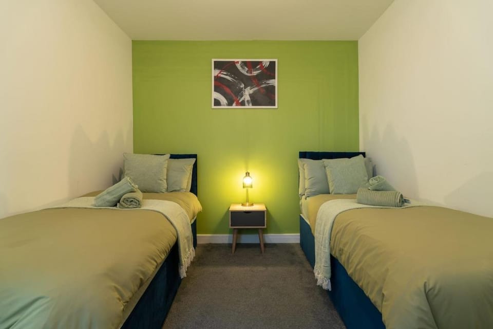 Cozy Urban 2BR with courtyard Apartment in Gloucester