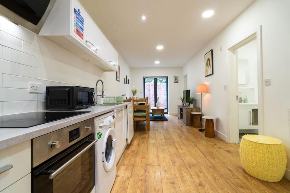 Cozy Urban 2BR with courtyard Apartment in Gloucester