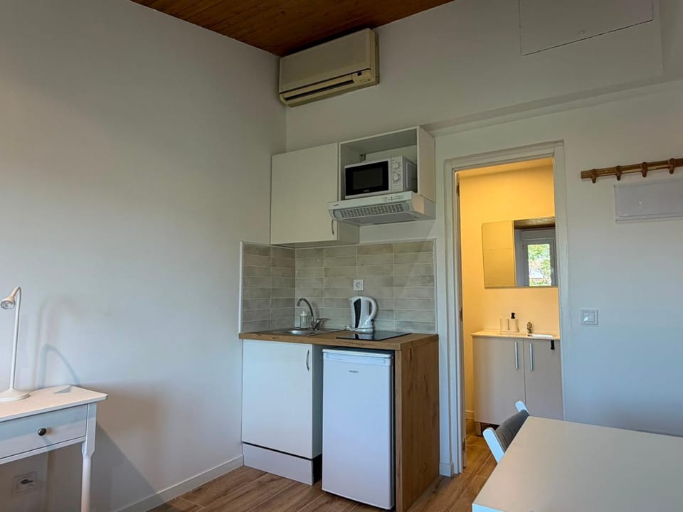 Kitchen or kitchenette, Dining area, stove, air conditioner