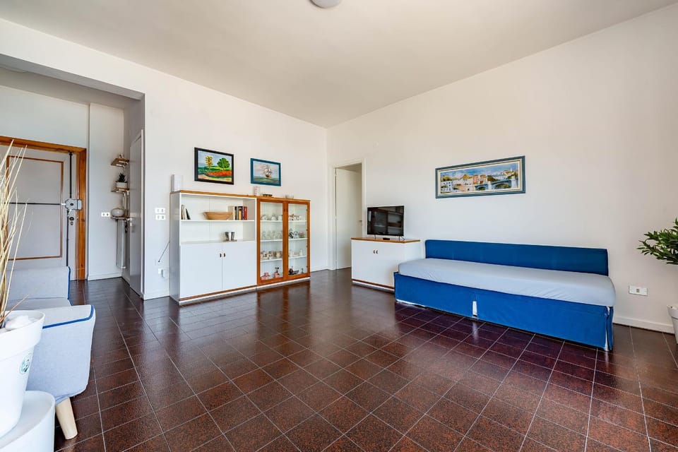 Bed, TV and multimedia, Living room, Seating area